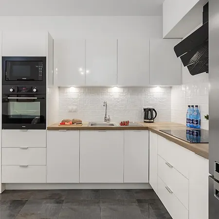 Lumina I 3-room Near Glowna I Parking & Balcony